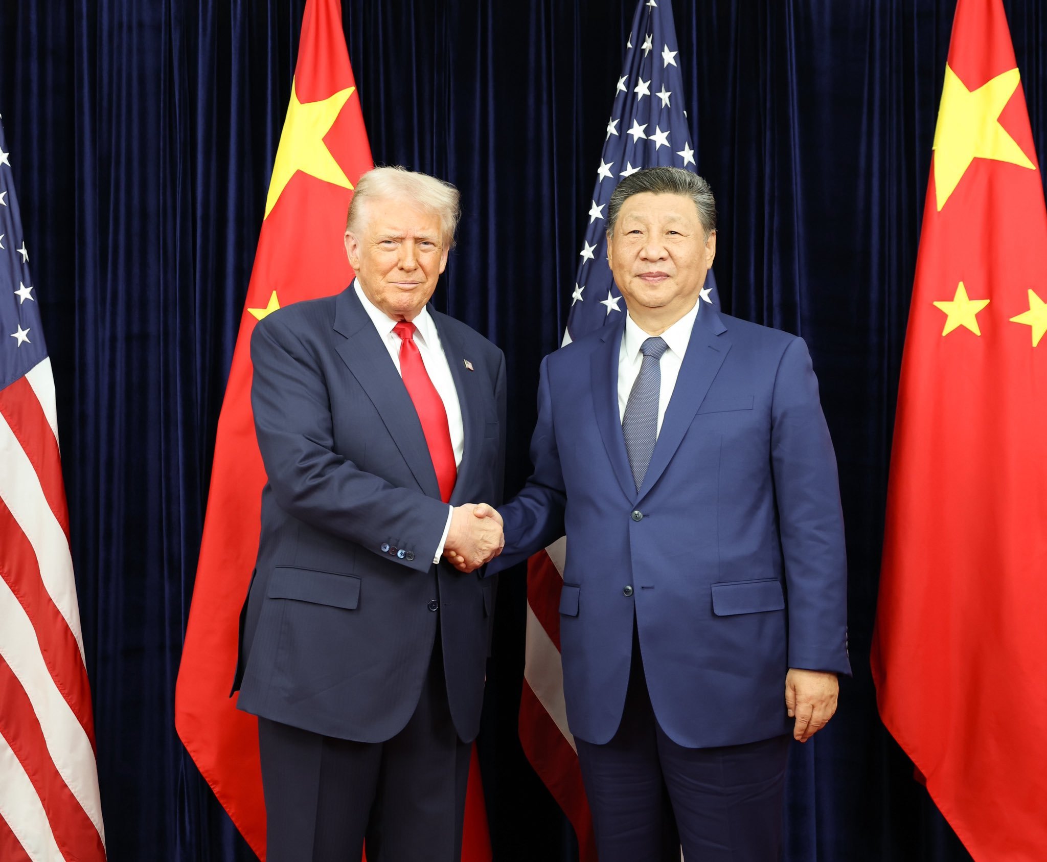 Președinții Trump și Xi stând la masa negocierilor în timpul summitului Trump Xi despre război comercial și Taiwan la Washington. | sursa foto: News.ro Președinții Trump și Xi stând la masa negocierilor în timpul summitului Trump Xi despre război comercial și Taiwan la Washington. | sursa foto: News.ro