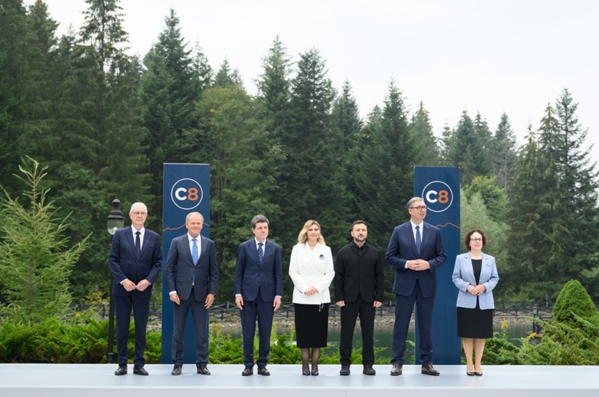 Volodimir Zelenski și lideri europeni la masa rotundă în timpul Summit Carpați pentru cooperare economică și securitate energetică în Ucraina | sursa foto: News.ro Volodimir Zelenski și lideri europeni la masa rotundă în timpul Summit Carpați pentru cooperare economică și securitate energetică în Ucraina | sursa foto: News.ro