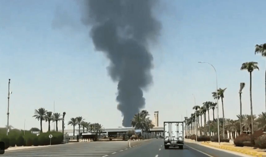 Rebeli Houthi înarmati patrulează o zonă de coastă strategică în Yemen, în timp ce Arabia Saudită și SUA evită intervenția militară directă. | sursa foto: News.ro Rebeli Houthi înarmati patrulează o zonă de coastă strategică în Yemen, în timp ce Arabia Saudită și SUA evită intervenția militară directă. | sursa foto: News.ro