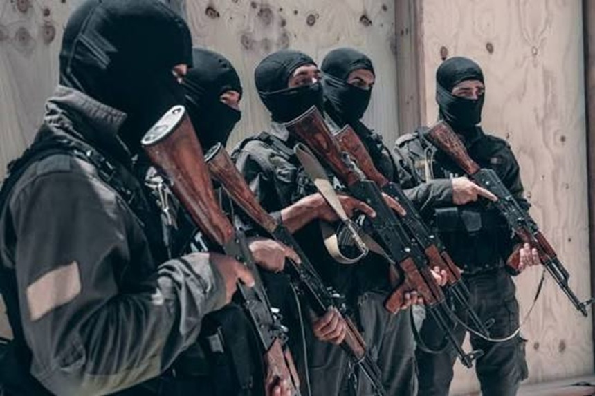Șase cetățeni francezi în uniforme galbene de deținuți aduși la tribunal în Irak pentru procesul Statul Islamic cu risc de pedeapsă cu moartea | sursa foto: News.ro Șase cetățeni francezi în uniforme galbene de deținuți aduși la tribunal în Irak pentru procesul Statul Islamic cu risc de pedeapsă cu moartea | sursa foto: News.ro