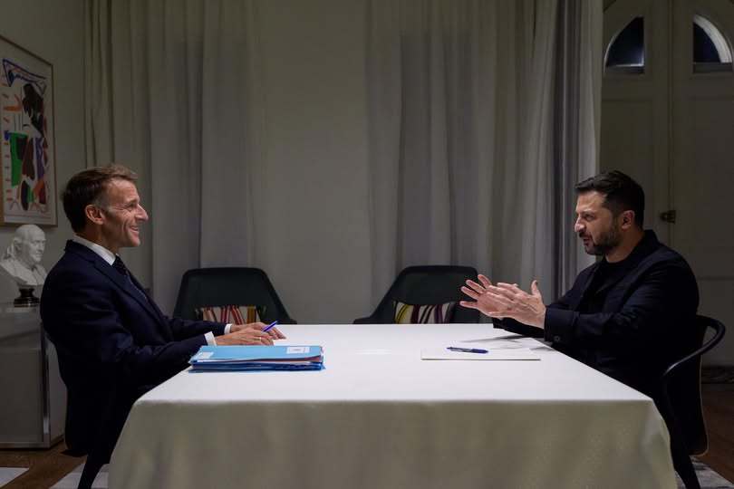 Emmanuel Macron și Volodimir Zelenski discutând la New York despre atacuri rusești infrastructură energetică Ucraina și sprijin Franța Ucraina pentru apărare aeriană Ucraina. | sursa foto: News.ro Emmanuel Macron și Volodimir Zelenski discutând la New York despre atacuri rusești infrastructură energetică Ucraina și sprijin Franța Ucraina pentru apărare aeriană Ucraina. | sursa foto: News.ro