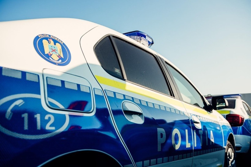 Polițiști în fața unui bloc din Constanța unde a avut loc crima familială cu femeie înjunghiată, suspectul în custodia poliției. | sursa foto: News.ro Polițiști în fața unui bloc din Constanța unde a avut loc crima familială cu femeie înjunghiată, suspectul în custodia poliției. | sursa foto: News.ro