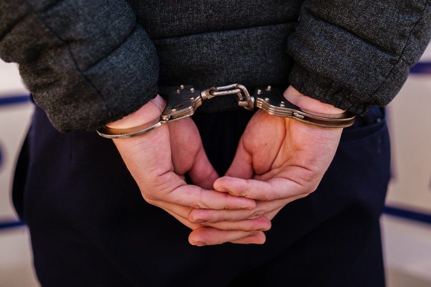 Polițiști în curtea unei case din Timiș investigând crima adolescent, cu trotineta și ghetele victimei găsite în apropiere, reținere suspecți. | sursa foto: News.ro Polițiști în curtea unei case din Timiș investigând crima adolescent, cu trotineta și ghetele victimei găsite în apropiere, reținere suspecți. | sursa foto: News.ro