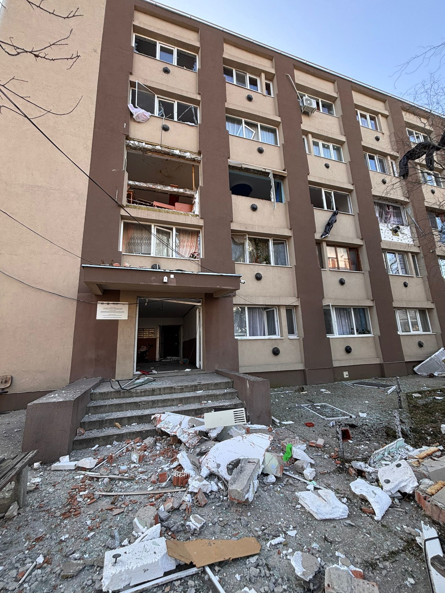 Bloc din Buzău cu geamuri sparte și fațadă deteriorată după explozie bloc Buzău, pagube apartamente și victimă arsuri tratată la spital. | sursa foto: News.ro Bloc din Buzău cu geamuri sparte și fațadă deteriorată după explozie bloc Buzău, pagube apartamente și victimă arsuri tratată la spital. | sursa foto: News.ro
