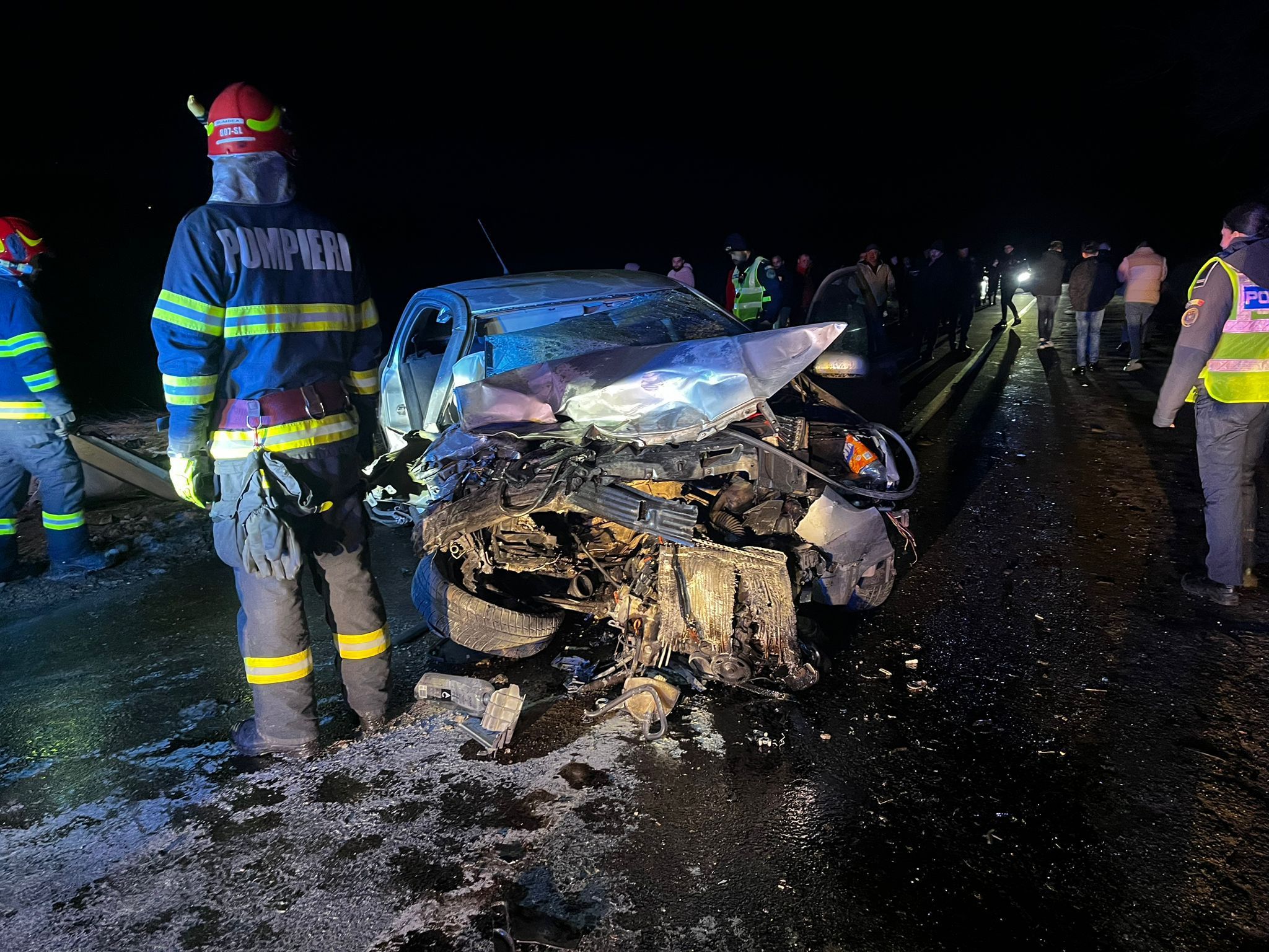 Echipaje ISU Sibiu și ambulanțe la locul accidentului rutier cu șapte persoane, activând Plan Roșu de Intervenție pentru salvare și resuscitare. | sursa foto: News.ro Echipaje ISU Sibiu și ambulanțe la locul accidentului rutier cu șapte persoane, activând Plan Roșu de Intervenție pentru salvare și resuscitare. | sursa foto: News.ro