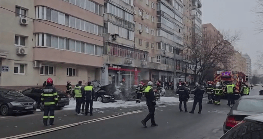 Mașină electrică cuprinsă de flăcări pe Bulevardul Constructorilor, pompieri intervenind cu autospeciale pentru stingerea incendiului și victime incendiu asistate la fața locului. | sursa foto: News.ro Mașină electrică cuprinsă de flăcări pe Bulevardul Constructorilor, pompieri intervenind cu autospeciale pentru stingerea incendiului și victime incendiu asistate la fața locului. | sursa foto: News.ro