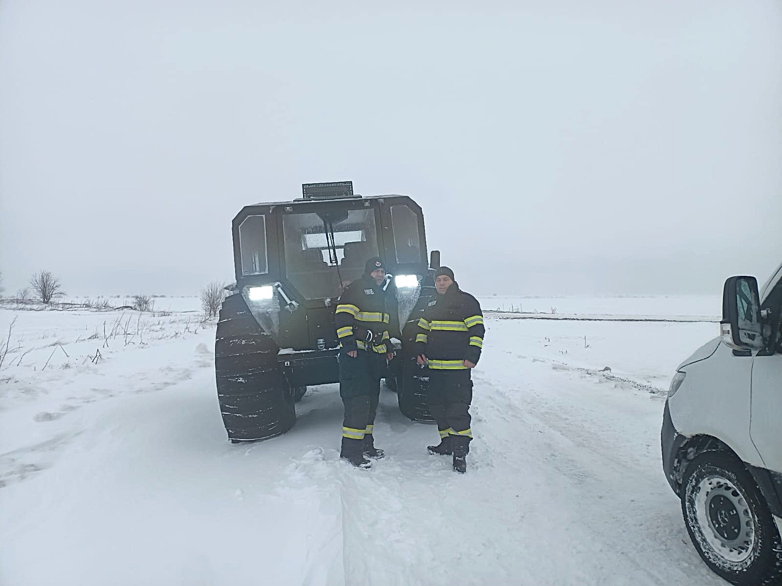 Echipe IGSU intervenind pe drum acoperit de zăpadă în timpul viscolului, cu utilaje pentru deszăpezire pe drumuri închise. | sursa foto: News.ro Echipe IGSU intervenind pe drum acoperit de zăpadă în timpul viscolului, cu utilaje pentru deszăpezire pe drumuri închise. | sursa foto: News.ro