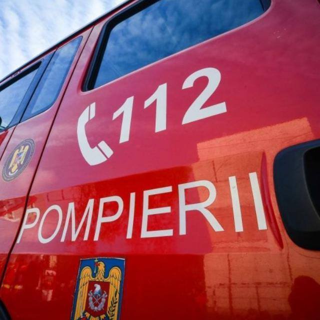 Flăcări și fum dens ies dintr-o casă prăbușită pe strada Pietrele Doamnei, cu intervenție ISU la explozie incendiu București, Sector 6. | sursa foto: News.ro Flăcări și fum dens ies dintr-o casă prăbușită pe strada Pietrele Doamnei, cu intervenție ISU la explozie incendiu București, Sector 6. | sursa foto: News.ro