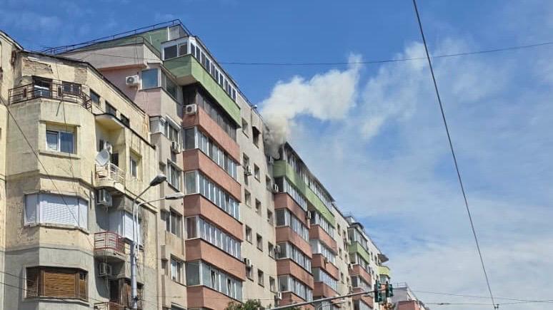 Incendiu apartament București la etajul opt cu fum dens și flăcări, intervenție pompieri cu autospeciale și evacuare locatari prevenită eficient | sursa foto: News.ro Incendiu apartament București la etajul opt cu fum dens și flăcări, intervenție pompieri cu autospeciale și evacuare locatari prevenită eficient | sursa foto: News.ro