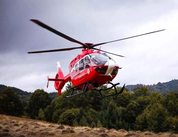 Salvatori montani și echipaje medicale în zona Valea Albișoarei Bușteni, intervenție cu elicoptere SMURD după accident alpinism Bușteni. | sursa foto: News.ro Salvatori montani și echipaje medicale în zona Valea Albișoarei Bușteni, intervenție cu elicoptere SMURD după accident alpinism Bușteni. | sursa foto: News.ro