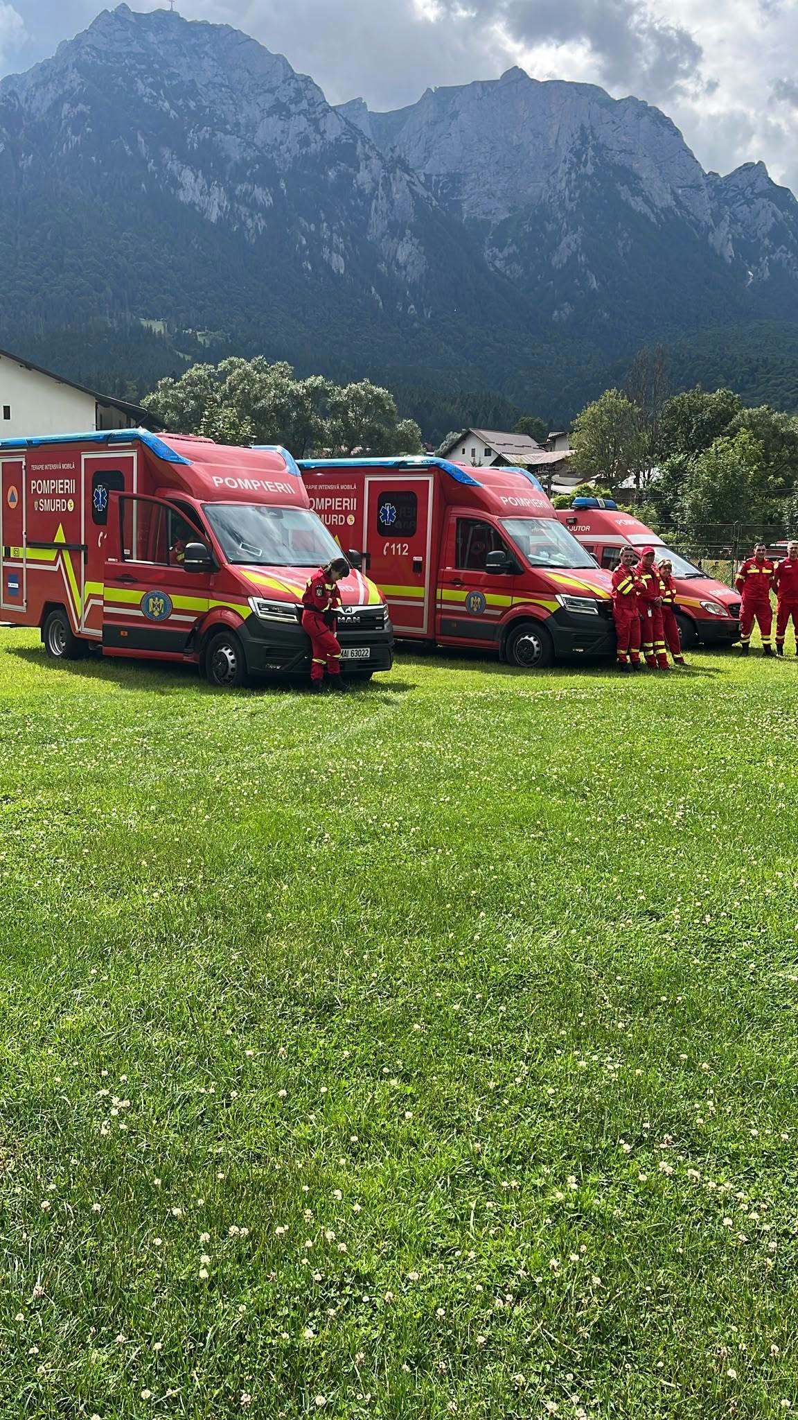 Elicopter medical în zbor deasupra Munților Bucegi în timpul intervenției salvamont pentru accident alpiniști Bucegi pe Albișoara Brânei. | sursa foto: News.ro Elicopter medical în zbor deasupra Munților Bucegi în timpul intervenției salvamont pentru accident alpiniști Bucegi pe Albișoara Brânei. | sursa foto: News.ro