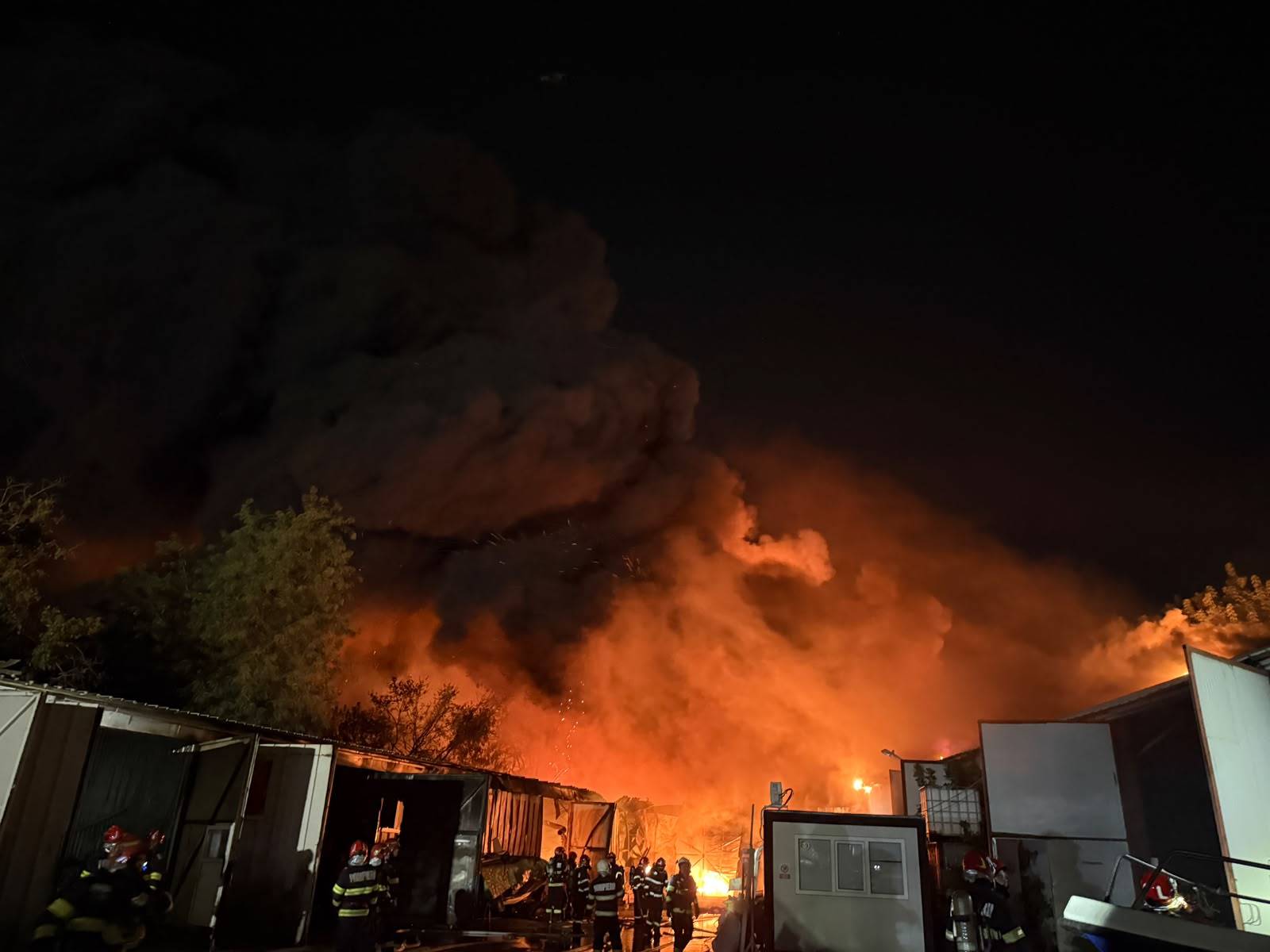 Flăcări și fum dens ieșind din hala cuprinsă de incendiu hală Sector 1, intervenție pompieri cu autospeciale și mesaj RO-Alert activat | sursa foto: News.ro Flăcări și fum dens ieșind din hala cuprinsă de incendiu hală Sector 1, intervenție pompieri cu autospeciale și mesaj RO-Alert activat | sursa foto: News.ro