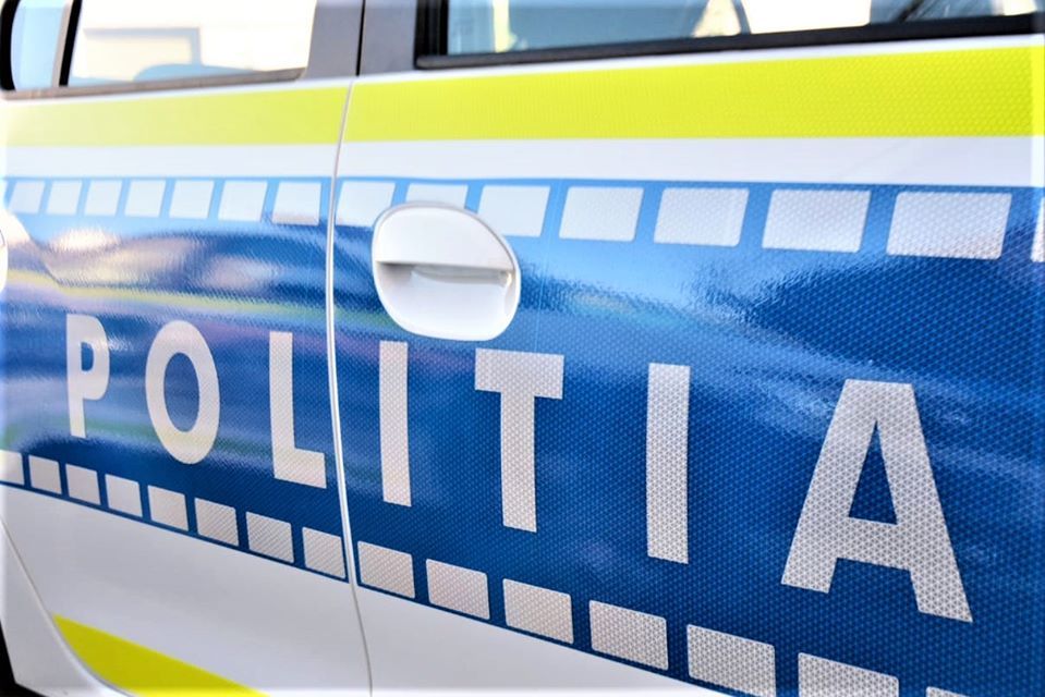 Tânără rănită cu plagă înjunghiată la gât în fața unui local public din Neamț, intervenție ISU Neamț la locul crimei locale | sursa foto: News.ro Tânără rănită cu plagă înjunghiată la gât în fața unui local public din Neamț, intervenție ISU Neamț la locul crimei locale | sursa foto: News.ro