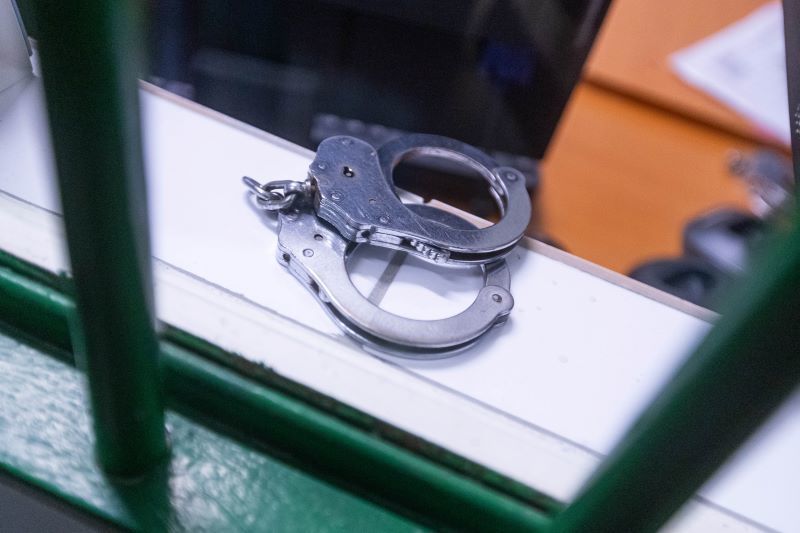 Bărbat de 37 de ani escortat de polițiști în arestare preventivă pentru agresiune sexuală minor și corupere sexuală minorilor în sectorul 5. | sursa foto: News.ro Bărbat de 37 de ani escortat de polițiști în arestare preventivă pentru agresiune sexuală minor și corupere sexuală minorilor în sectorul 5. | sursa foto: News.ro