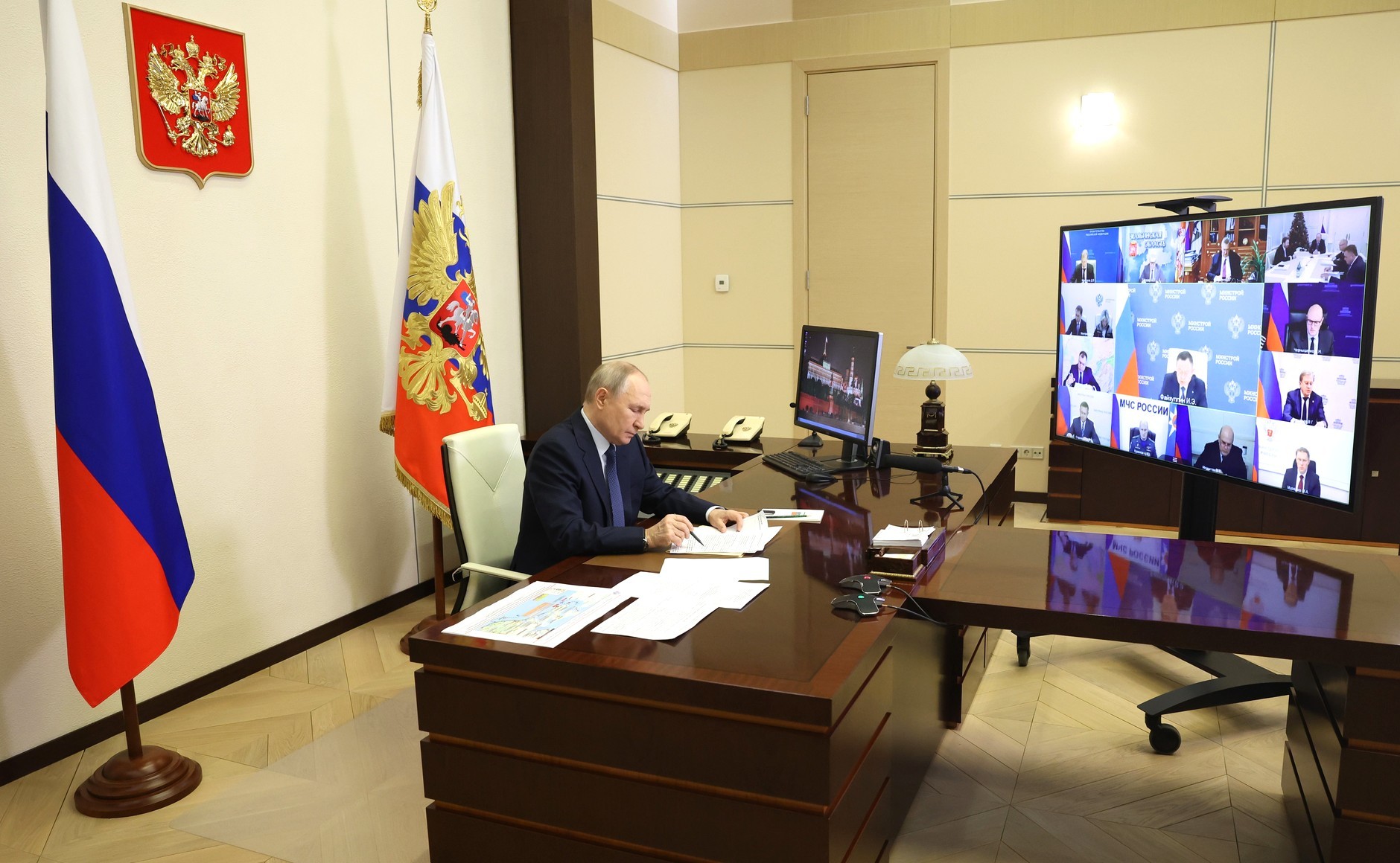 Adolescenți în uniforme militare participând la tabere instruire adolescenți pentru influenceri ruși, promovând propaganda Kremlin în conținut online. | sursa foto: News.ro Adolescenți în uniforme militare participând la tabere instruire adolescenți pentru influenceri ruși, promovând propaganda Kremlin în conținut online. | sursa foto: News.ro