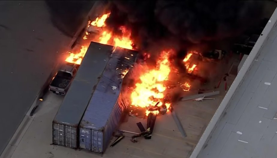 Resturi carbonizate ale elicopterului prăbușit între clădiri comerciale în Los Angeles, cu echipe de intervenție la fața locului pentru victime accident și anchetă NTSB. | sursa foto: News.ro Resturi carbonizate ale elicopterului prăbușit între clădiri comerciale în Los Angeles, cu echipe de intervenție la fața locului pentru victime accident și anchetă NTSB. | sursa foto: News.ro