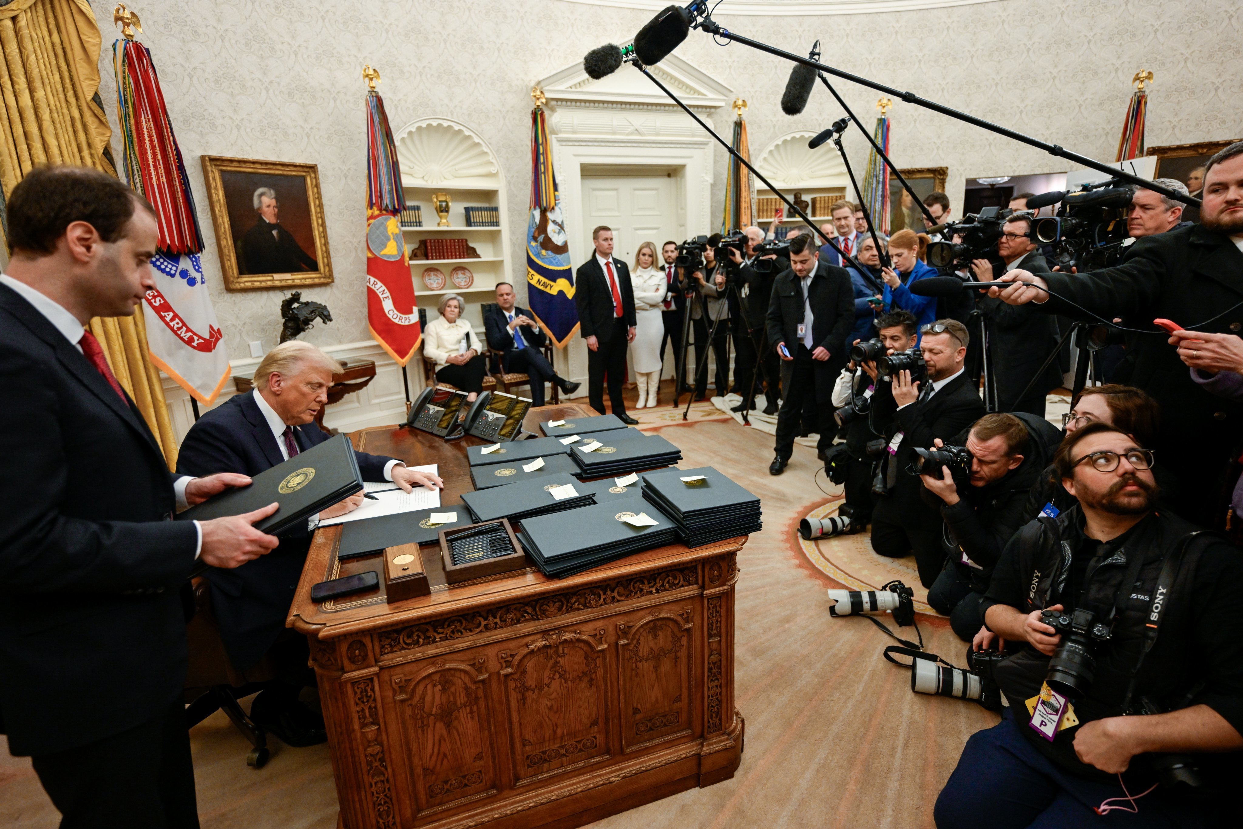Donald Trump la o conferință de presă în Casa Albă, în contextul procesului mass-media pentru interzicere jurnaliști Casa Albă și încălcarea Primului Amendament. | sursa foto: News.ro Donald Trump la o conferință de presă în Casa Albă, în contextul procesului mass-media pentru interzicere jurnaliști Casa Albă și încălcarea Primului Amendament. | sursa foto: News.ro