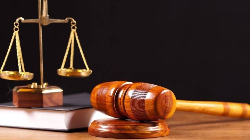 Judecător federal american în sala de judecată analizând dosarul privind vize studenți străini și durata șederii jurnaliștilor străini în SUA. | sursa foto: News.ro Judecător federal american în sala de judecată analizând dosarul privind vize studenți străini și durata șederii jurnaliștilor străini în SUA. | sursa foto: News.ro