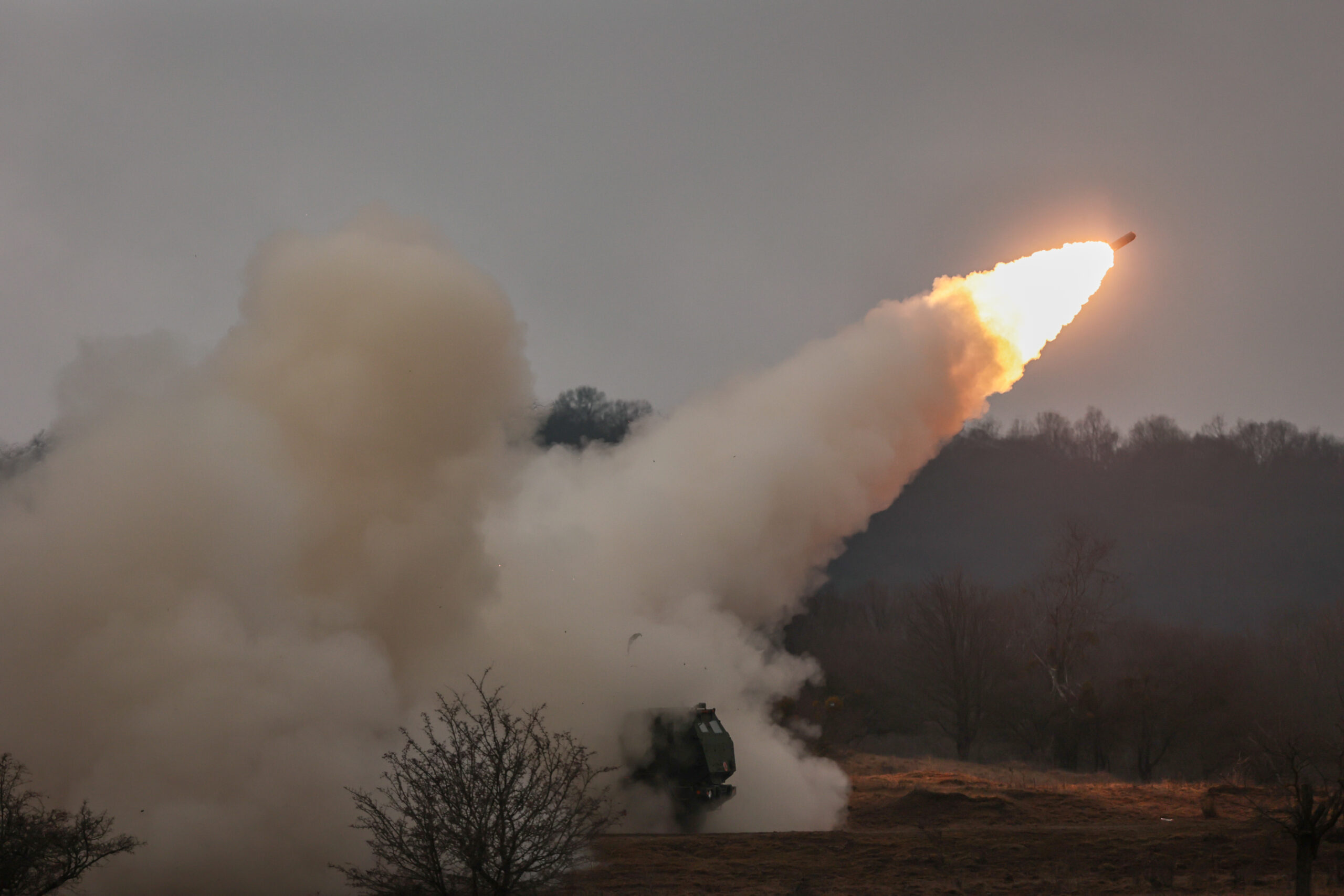 Lansatoare HIMARS România și obuziere CAESAR franceze în timpul exercițiului Dynamic Front 26 pentru interoperabilitate sisteme artilerie la Cincu | sursa foto: TechRider Lansatoare HIMARS România și obuziere CAESAR franceze în timpul exercițiului Dynamic Front 26 pentru interoperabilitate sisteme artilerie la Cincu | sursa foto: TechRider