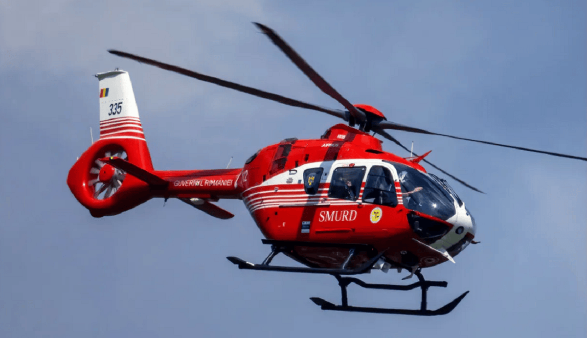 Elicopter SMURD aterizând pe stadionul Dinamo în timpul intervenției de salvare pentru înec Chitila cu scafandri și echipaje medicale | sursa foto: Cancan Elicopter SMURD aterizând pe stadionul Dinamo în timpul intervenției de salvare pentru înec Chitila cu scafandri și echipaje medicale | sursa foto: Cancan