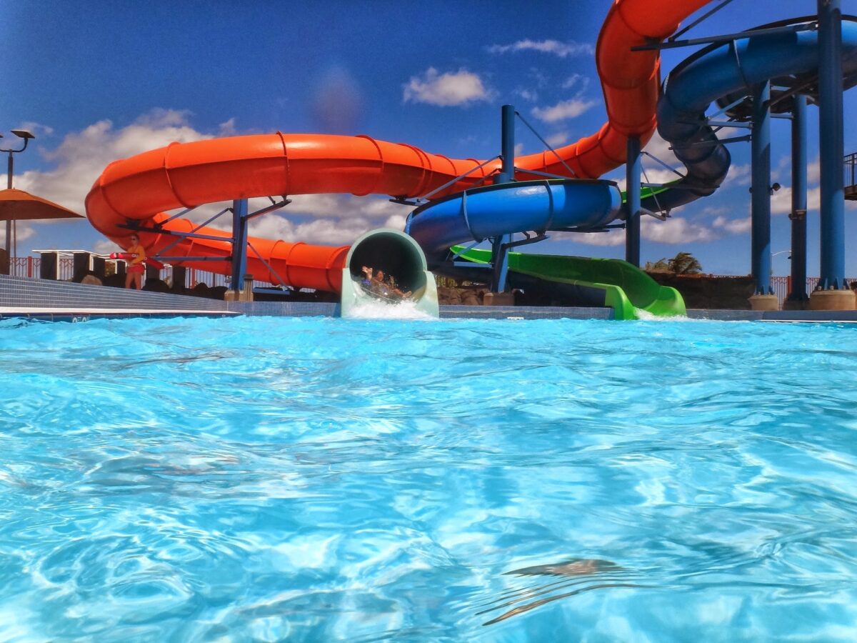 Tobogan acvatic gol lângă bazinul piscinei din Tulcea unde a avut loc tragedie fetiță piscină cu ucidere din culpă. | sursa foto: Cancan Tobogan acvatic gol lângă bazinul piscinei din Tulcea unde a avut loc tragedie fetiță piscină cu ucidere din culpă. | sursa foto: Cancan