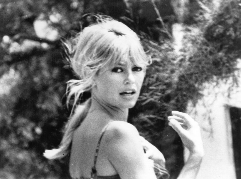 Brigitte Bardot în tinerețe pe platoul de filmare, simbol al feminității și carierei cinematografice, susținând protecția animalelor. | sursa foto: Descopera Brigitte Bardot în tinerețe pe platoul de filmare, simbol al feminității și carierei cinematografice, susținând protecția animalelor. | sursa foto: Descopera