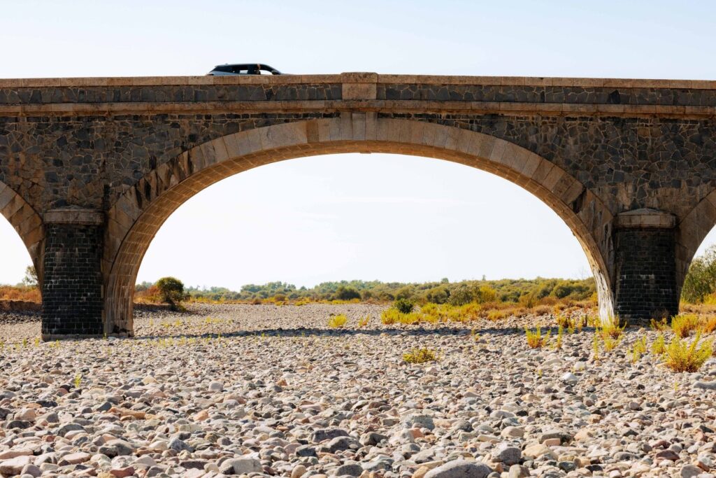 Secetă râuri Europa cu cursuri mici de apă uscate și niveluri Dunăre scăzute, afectând ecosisteme și navigația fluvială. | sursa foto: Descopera Secetă râuri Europa cu cursuri mici de apă uscate și niveluri Dunăre scăzute, afectând ecosisteme și navigația fluvială. | sursa foto: Descopera