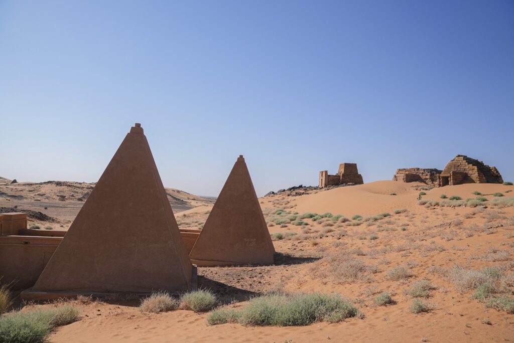 Piramidele Meroe din Sudan, sit patrimoniu UNESCO, afectate de degradare și vegetație din cauza războiului din Sudan și lipsei conservării. | sursa foto: Descopera Piramidele Meroe din Sudan, sit patrimoniu UNESCO, afectate de degradare și vegetație din cauza războiului din Sudan și lipsei conservării. | sursa foto: Descopera