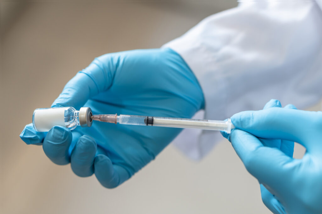 Cercetători britanici în laborator analizează vaccin fără frigider stabilizat cu trehaloză în cadrul unui studiu clinic pentru imunizare eficientă. | sursa foto: Descopera Cercetători britanici în laborator analizează vaccin fără frigider stabilizat cu trehaloză în cadrul unui studiu clinic pentru imunizare eficientă. | sursa foto: Descopera