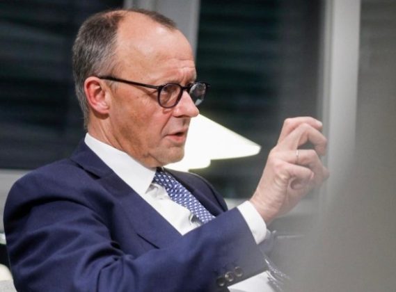 Cancelarul german Merz vorbind la pupitru în timpul summitului Marea Nordului despre securitate regională și energie eoliană offshore la Hamburg. | sursa foto: Economica Cancelarul german Merz vorbind la pupitru în timpul summitului Marea Nordului despre securitate regională și energie eoliană offshore la Hamburg. | sursa foto: Economica