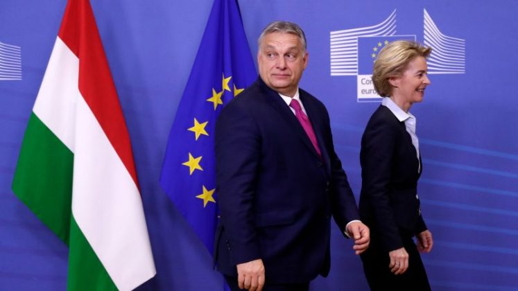 Ministrul de externe al Ungariei anunțând blocajul asupra pachetului sancțiuni UE Rusia în timpul unei conferințe de presă oficiale. | sursa foto: Economica Ministrul de externe al Ungariei anunțând blocajul asupra pachetului sancțiuni UE Rusia în timpul unei conferințe de presă oficiale. | sursa foto: Economica