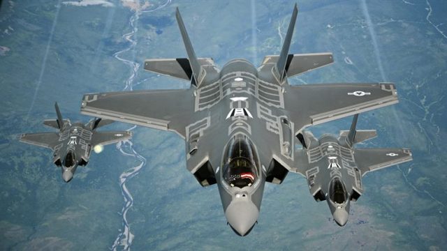 Președinții Trump și Erdogan discutând la summitul NATO despre revenirea Turciei în programul F-35 Turcia și sancțiuni SUA legate de sistem S-400 | sursa foto: Economica Președinții Trump și Erdogan discutând la summitul NATO despre revenirea Turciei în programul F-35 Turcia și sancțiuni SUA legate de sistem S-400 | sursa foto: Economica
