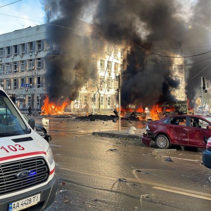 Drone și rachete rusești lovind clădiri rezidențiale din Kiev și Harkov în timpul negocierilor pace Abu Dhabi privind războiul Ucraina Rusia. | sursa foto: Economica Drone și rachete rusești lovind clădiri rezidențiale din Kiev și Harkov în timpul negocierilor pace Abu Dhabi privind războiul Ucraina Rusia. | sursa foto: Economica