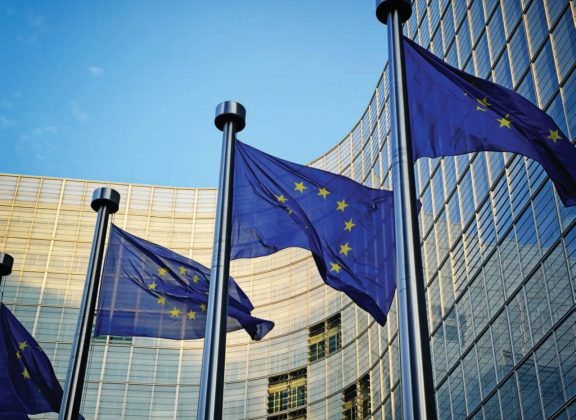Comisia Europeană prezentând Regulamentul MiCA privind criptoactive UE și sancțiunile pentru România și Polonia în conferință oficială. | sursa foto: Economica Comisia Europeană prezentând Regulamentul MiCA privind criptoactive UE și sancțiunile pentru România și Polonia în conferință oficială. | sursa foto: Economica