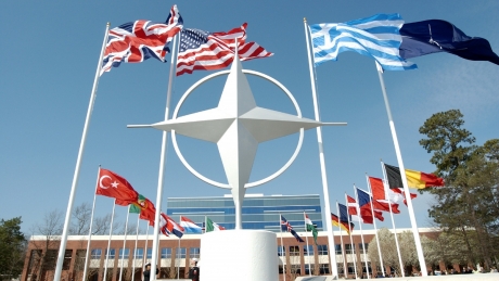 Ofițer militar ungar în uniformă oficială în fața drapelelor NATO și Europei Centrale la sediul Comandamentului Multinațional NATO din Europa Centrală | sursa foto: Economica Ofițer militar ungar în uniformă oficială în fața drapelelor NATO și Europei Centrale la sediul Comandamentului Multinațional NATO din Europa Centrală | sursa foto: Economica