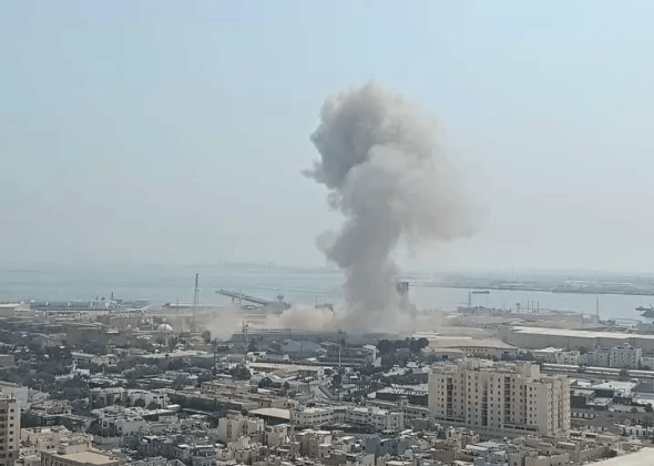 Petrolier-depozit plutitor în flăcări în portul Damietta, Egipt, după atac cu dronă în contextul război Iran și atacuri SUA în conflict Egipt. | sursa foto: Economica Petrolier-depozit plutitor în flăcări în portul Damietta, Egipt, după atac cu dronă în contextul război Iran și atacuri SUA în conflict Egipt. | sursa foto: Economica