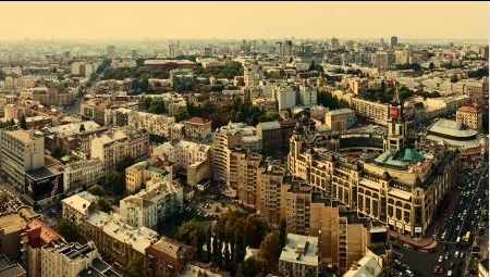 Explozie puternică în Kiev în urma atacului rusesc cu rachete balistice în raidul aerian Ucraina, cu fum și flăcări vizibile. | sursa foto: Economica Explozie puternică în Kiev în urma atacului rusesc cu rachete balistice în raidul aerian Ucraina, cu fum și flăcări vizibile. | sursa foto: Economica