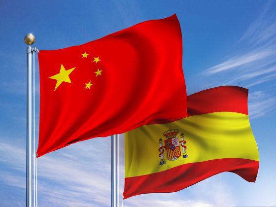 Premierul spaniol Pedro Sanchez și președintele chinez Xi Jinping discutând presiuni China UE privind Legea Acceleratorului Industrial și relații comerciale Spania-China. | sursa foto: Economica Premierul spaniol Pedro Sanchez și președintele chinez Xi Jinping discutând presiuni China UE privind Legea Acceleratorului Industrial și relații comerciale Spania-China. | sursa foto: Economica