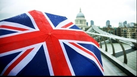 Ambarcațiune mică supraaglomerată cu migranți traversând Canalul Mânecii, ilustrând imigrația ilegală și acordul Marea Britanie Franța. | sursa foto: Economica Ambarcațiune mică supraaglomerată cu migranți traversând Canalul Mânecii, ilustrând imigrația ilegală și acordul Marea Britanie Franța. | sursa foto: Economica