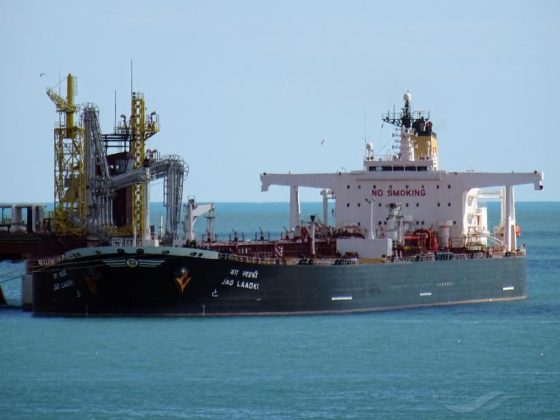 Port comercial din Marea Neagră cu nave de transport cereale și petrol, afectate de atacuri Marea Neagră și presiuni asupra export cereale și transport petrolier. | sursa foto: Economica Port comercial din Marea Neagră cu nave de transport cereale și petrol, afectate de atacuri Marea Neagră și presiuni asupra export cereale și transport petrolier. | sursa foto: Economica