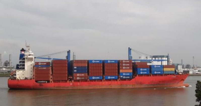 Nava cargo „Dubai Tower” navigând prin apele deschise ale Rutei Maritime de Nord, evidențiind topirea gheții Arctice pe Drumul Polar al Mătăsii. | sursa foto: Economica Nava cargo „Dubai Tower” navigând prin apele deschise ale Rutei Maritime de Nord, evidențiind topirea gheții Arctice pe Drumul Polar al Mătăsii. | sursa foto: Economica