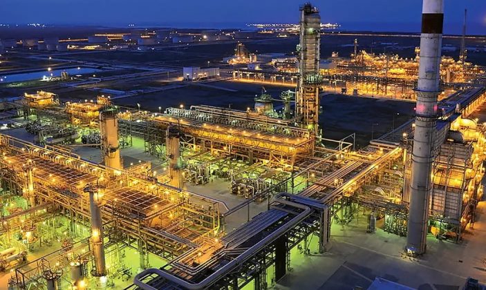 Incendiu la rafinăria Aramco din Jazan după atac dronă, în contextul conflictului Yemen și tensiunilor petrol regionale. | sursa foto: Economica Incendiu la rafinăria Aramco din Jazan după atac dronă, în contextul conflictului Yemen și tensiunilor petrol regionale. | sursa foto: Economica