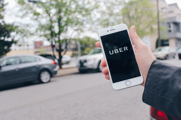 Judecătorul Richard Stone în sala de judecată confirmând condamnarea Uber la despăgubiri familie pentru siguranța pasagerilor. | sursa foto: Economica Judecătorul Richard Stone în sala de judecată confirmând condamnarea Uber la despăgubiri familie pentru siguranța pasagerilor. | sursa foto: Economica