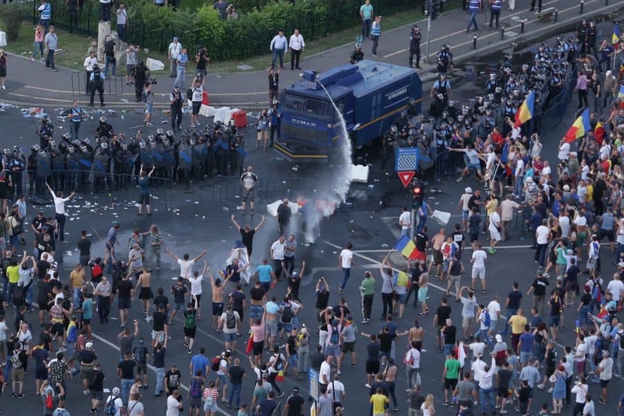 Tribunalul Militar București anunțând sentința în Dosarul 10 August privind condamnări pentru purtare abuzivă în Jandarmeria București. | sursa foto: G4Media Tribunalul Militar București anunțând sentința în Dosarul 10 August privind condamnări pentru purtare abuzivă în Jandarmeria București. | sursa foto: G4Media