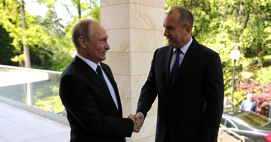 Premierul Rumen Radev și ministrul Apărării Dimitar Stoianov discutând politica guvern Bulgaria privind oprirea sprijinului militar Ucraina și sancțiuni Rusia. | sursa foto: G4Media Premierul Rumen Radev și ministrul Apărării Dimitar Stoianov discutând politica guvern Bulgaria privind oprirea sprijinului militar Ucraina și sancțiuni Rusia. | sursa foto: G4Media