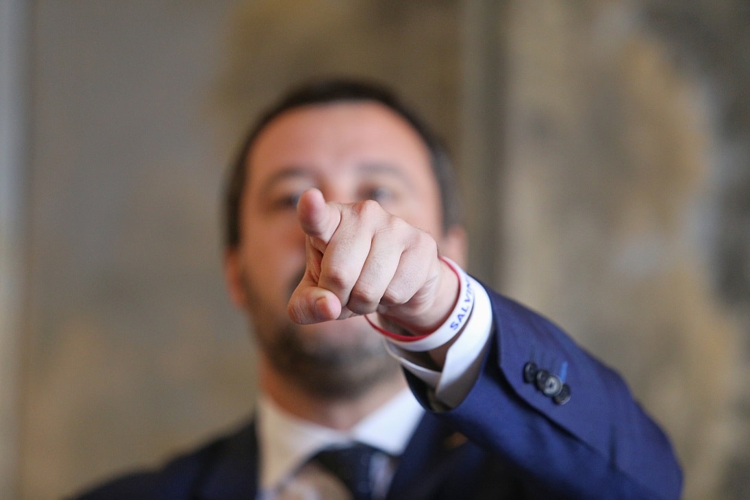 Tren de mare viteză oprit pe șine în Italia, cu echipe de intervenție lângă cabluri incendiate, trenuri întârziate Italia sabotaj feroviar Jocurile Olimpice | sursa foto: G4Media Tren de mare viteză oprit pe șine în Italia, cu echipe de intervenție lângă cabluri incendiate, trenuri întârziate Italia sabotaj feroviar Jocurile Olimpice | sursa foto: G4Media