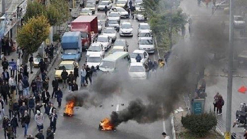 Cozi lungi la stații de alimentare din Teheran din cauza penuriei de combustibil și deficitului de benzină în rezerve combustibil Iran. | sursa foto: G4Media Cozi lungi la stații de alimentare din Teheran din cauza penuriei de combustibil și deficitului de benzină în rezerve combustibil Iran. | sursa foto: G4Media