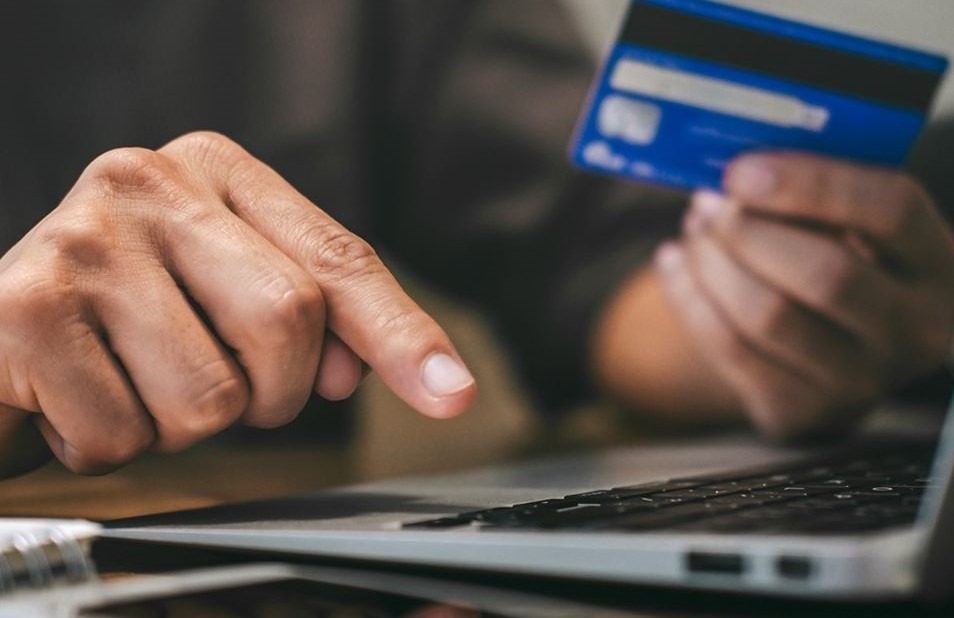 Agent de poliție din Alba coordonând recuperarea banilor în cazul unei fraude cu inteligență artificială și escrocherii bancare în Cugir. | sursa foto: G4Media Agent de poliție din Alba coordonând recuperarea banilor în cazul unei fraude cu inteligență artificială și escrocherii bancare în Cugir. | sursa foto: G4Media