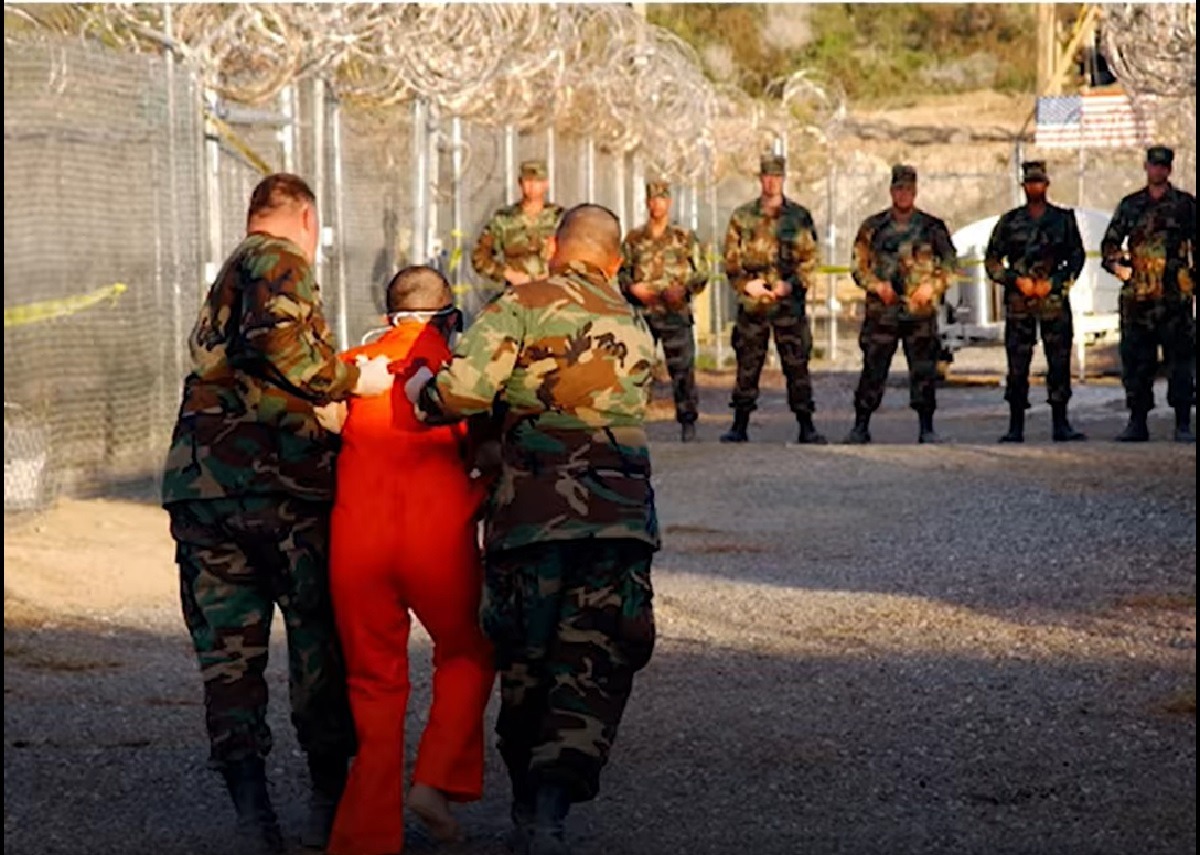 Baza militară Guantanamo în Cuba, cu clădiri și garduri de securitate, simbolizând detenția prizonierilor și tribunalele militare americane. | sursa foto: G4Media Baza militară Guantanamo în Cuba, cu clădiri și garduri de securitate, simbolizând detenția prizonierilor și tribunalele militare americane. | sursa foto: G4Media
