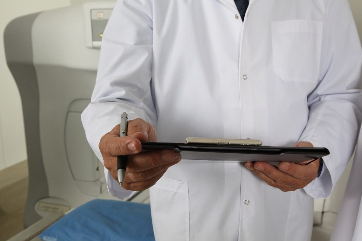 Polițiști și jandarmi efectuează percheziții Gorj în dosar cu certificate false de inaptitudine și abuz în serviciu la cabinete medicale și locuințe. | sursa foto: G4Media Polițiști și jandarmi efectuează percheziții Gorj în dosar cu certificate false de inaptitudine și abuz în serviciu la cabinete medicale și locuințe. | sursa foto: G4Media